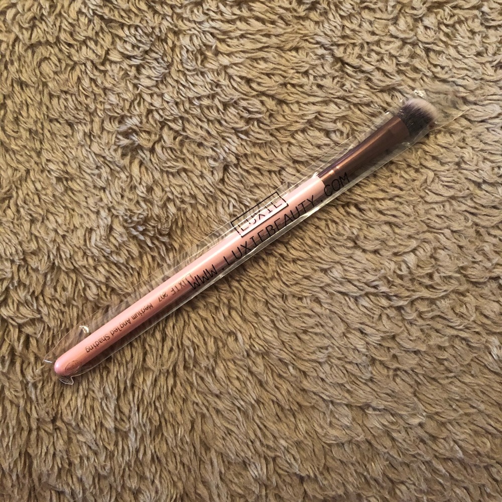 Luxie Beauty #207 medium angled shading brush